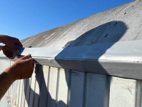 De reparatietape stevig aandrukken met een aandrukrol