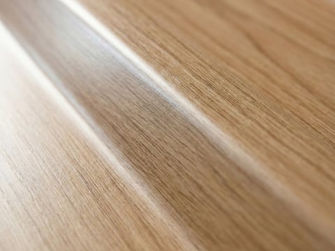 Detailweergave golfprofiel in houtlook voor de bouw van hekken