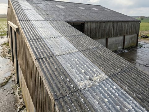 Hagelbestendige lichtplaat voor vezelcementdaken in stalbouw