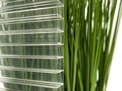 Detailweergave van een 16 mm kanaalplaat met X-structuur voor maximale stabiliteit