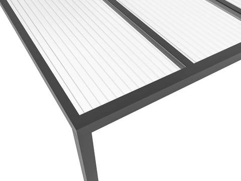 Moderne terrasoverkapping met duidelijke lijnen, bestaande uit sterke profielsteunen en doorschijnende platen voor optimale bescherming en design