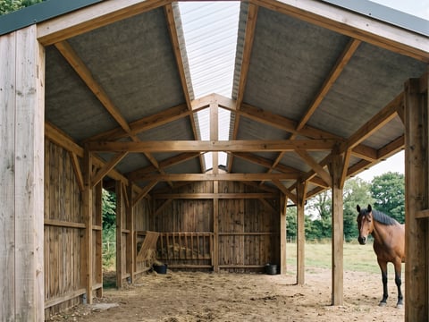 Onderzijde van het schuilstal-dak met anti-condens-vilt en lichtstrook