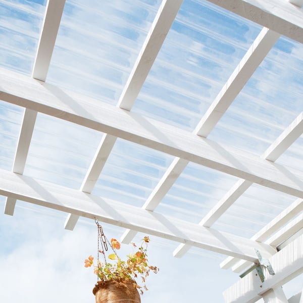 Acrylglas golfplaten 76/18, 3,00 mm, helder, als terrasoverkapping op witte houtconstructie