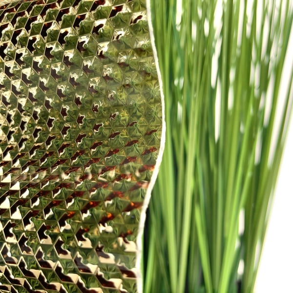 Detail van de Acrylglas golfplaat 76/18, Brons, met honingraatstructuur en plant