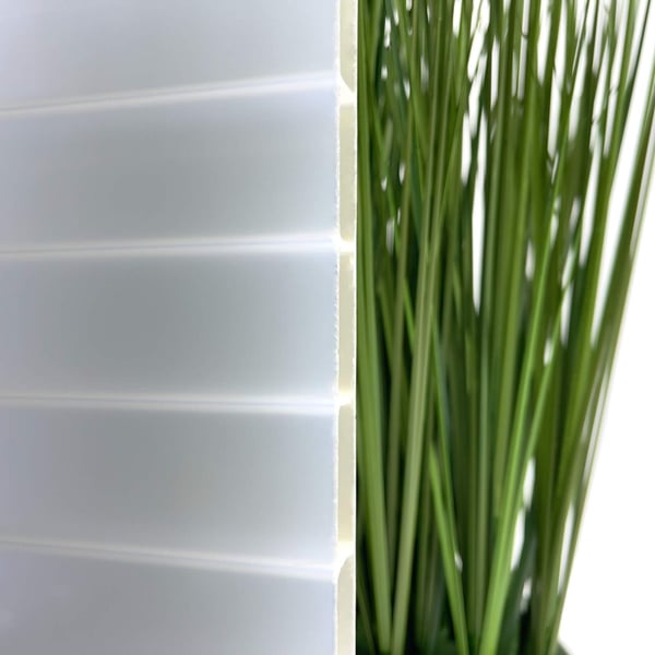 Detail van de 16 mm Acrylglas kanaalplaat Goud-opaal met profiel A4