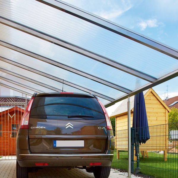 Carport met heldere Acrylglas kanaalplaat 16 mm, bruine auto eronder geparkeerd
