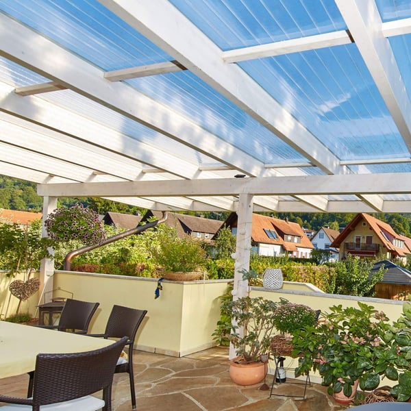 Acrylglas kanaalplaat 16 mm, helder, als terrasoverkapping met houten balken