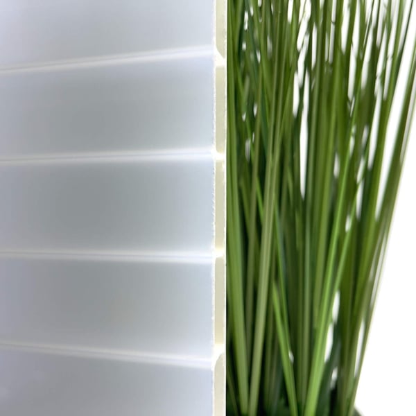 Detail van de 16 mm Acrylglas kanaalplaat Goud-opaal met planten op de achtergrond