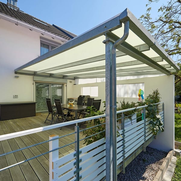 Gelegde Acrylglas kanaalplaten Goud-opaal als terrasoverkapping op een houten terras