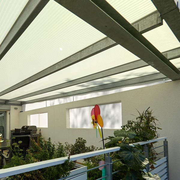 Terrasoverkapping met Scobalit Acrylglas kanaalplaten Goud-opaal, zijaanzicht