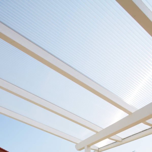 Acrylglas kanaalplaat 16 mm als terrasoverkapping, zicht van onderaf op de heldere plaat