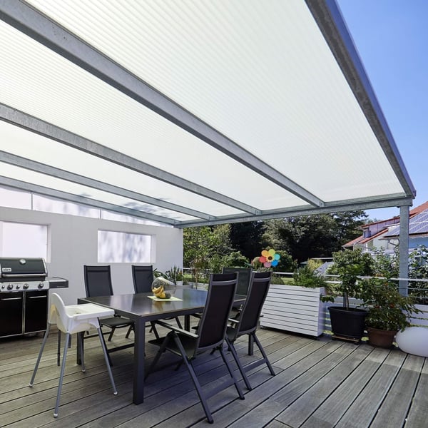 Terrasoverkapping met 16 mm acrylglas kanaalplaten opaal wit, totaalbeeld