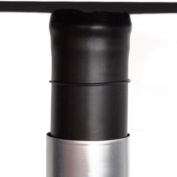 Adapterring van zwart rubber, 2,50 mm dik, gemonteerd op zinken regenpijp