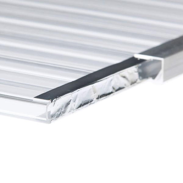 Detail: Aluminium tape op de bovenzijde van een lichtplaat met kamerstructuur