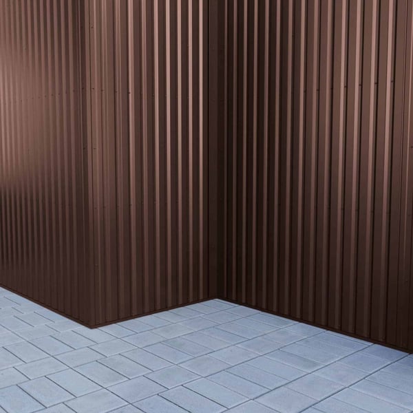 Binnenhoek RAL 8017 chocoladebruin, gemonteerd op een wand van damwandplaten