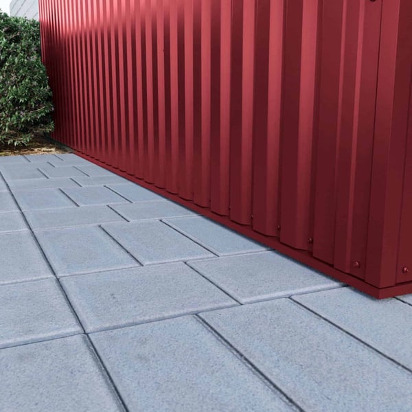 Gemonteerde buitenhoek Wijnrood RAL 3005 op gebouw met damwandplaatbekleding