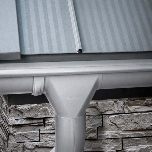 Niagara stalen dakgoot in zilver-metallic (RAL 9006) met Niagara logo op de afvoer, gemonteerd