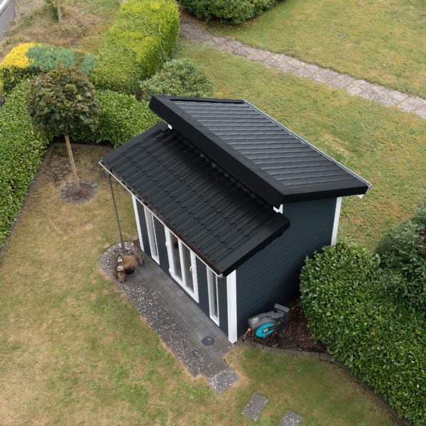 Tuinhuis met lessenaarsdak van dakpanplaat aluminium antracietgrijs RAL 7016, legging
