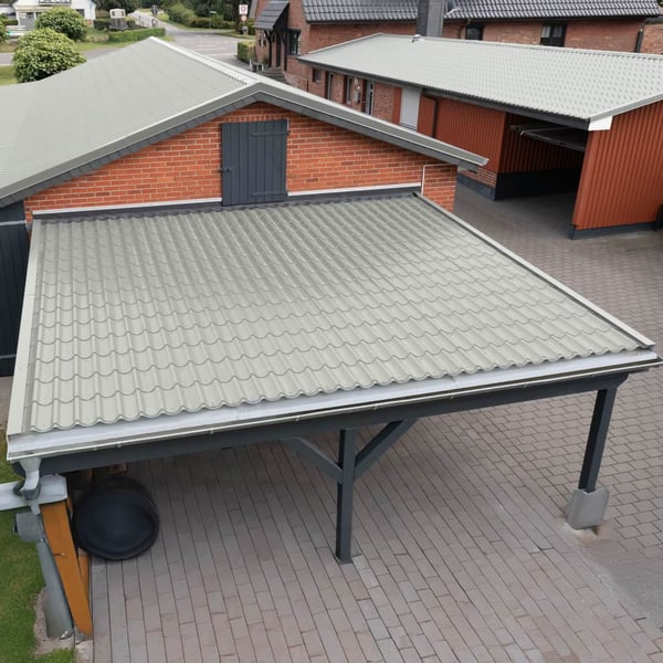 Dakpanplaat 2/1060 lichtgrijs op een carportdak, vogelperspectief