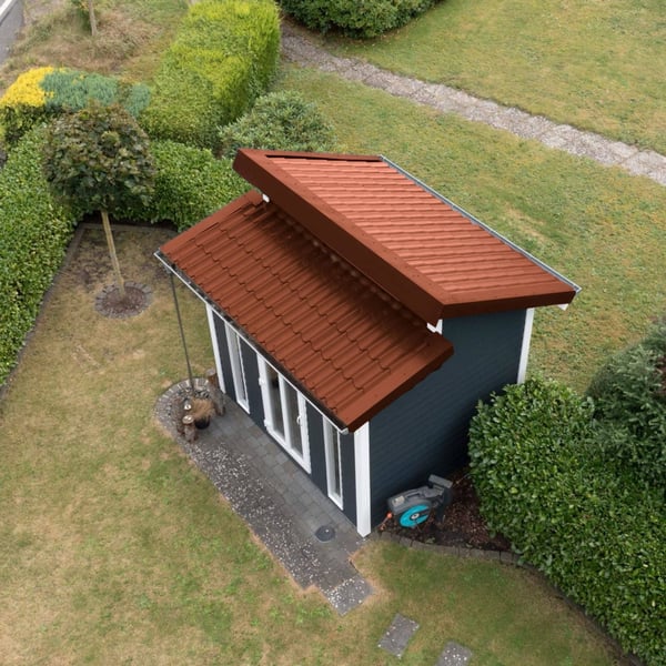 Tuinhuis met dak van Koperbruin dakpanplaat 2/1060, gemonteerd op het dak