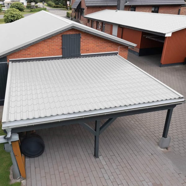 Carport met dak van dakpanplaat 2/1060 Zuiverwit (RAL 9010) voor een bakstenen gebouw