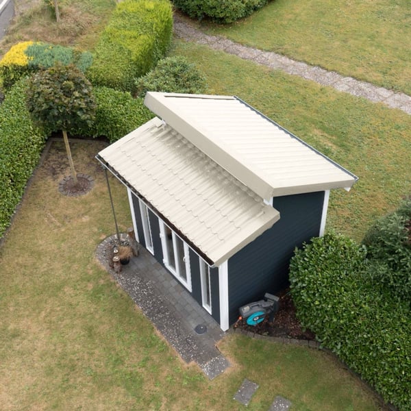Tuinhuis met lessenaarsdak van dakpanplaat 2/1060 Zuiverwit (RAL 9010) van bovenaf