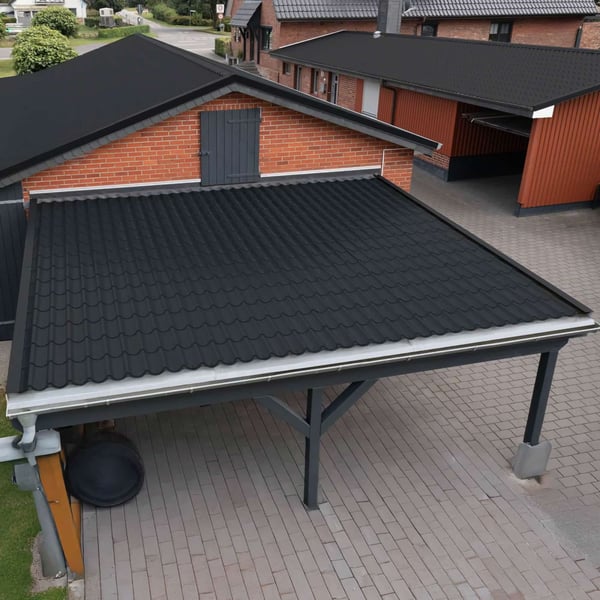 Dakpanplaat 2/1060 Gitzwart op het dak van een carport, toepassingsvoorbeeld