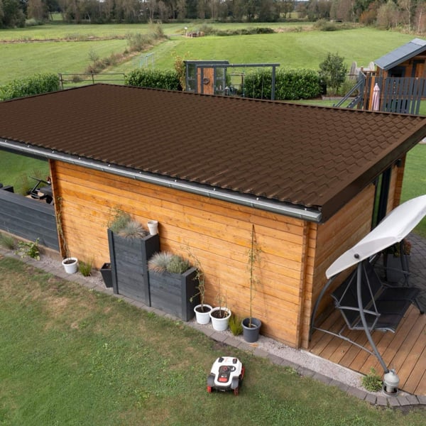 Dakpanplaat 2/1060 Sepiabruin op dak van houten schuur met terras, toepassingsvoorbeeld