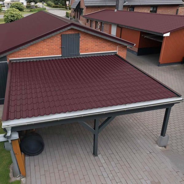 Dakpanplaat 2/1060 Wijnrood op een carport, gemonteerd