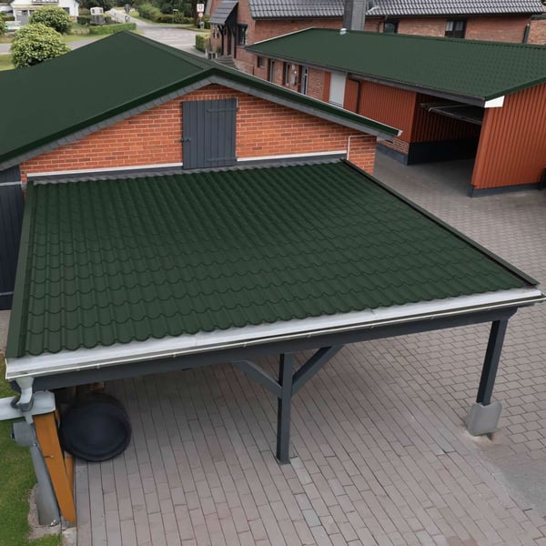 Carport met mosgroen dakpanplaat-dak voor een bakstenen huis