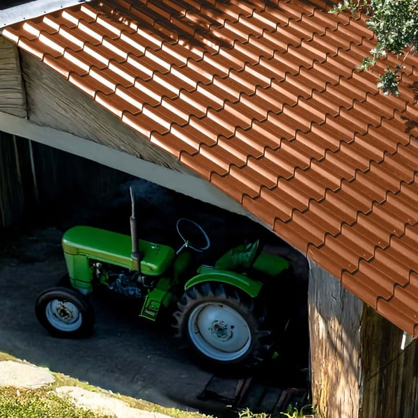 Dakpanplaat EUROPA Koperbruin (RAL 8004) als dak van een afdak met tractor