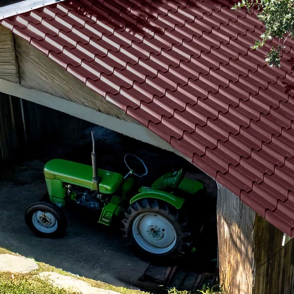 Dakpanplaat EUROPA Wijnrood, 0,50 mm, als dak van een schuur met tractor