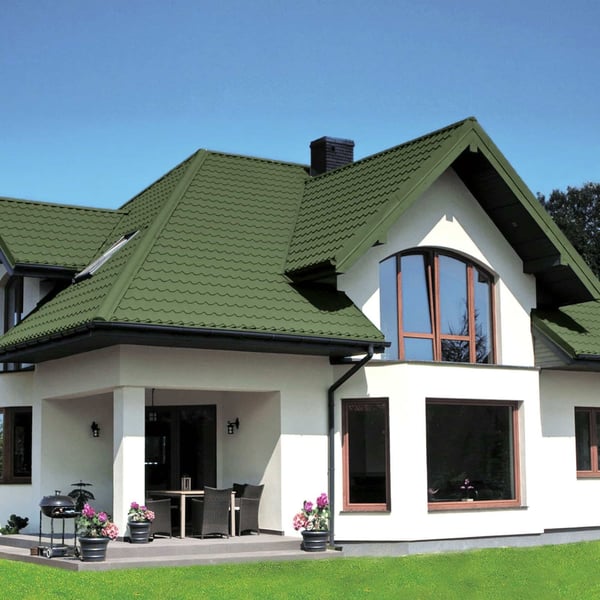 Modern huis met witte gevel en dak van dakpanplaat Szafir 350/15 Resedagroen