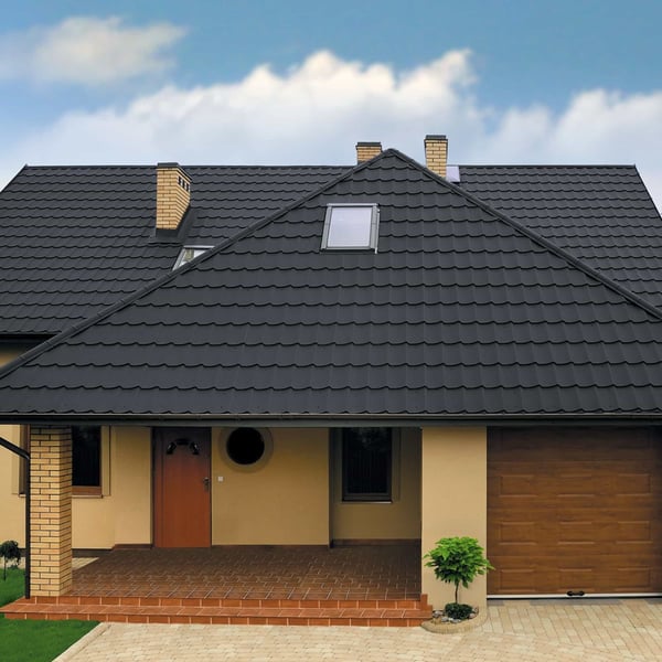 Eengezinswoning met dak van dakpanplaat Szafir 350/15 Grafietgrijs, 0,50 mm staal