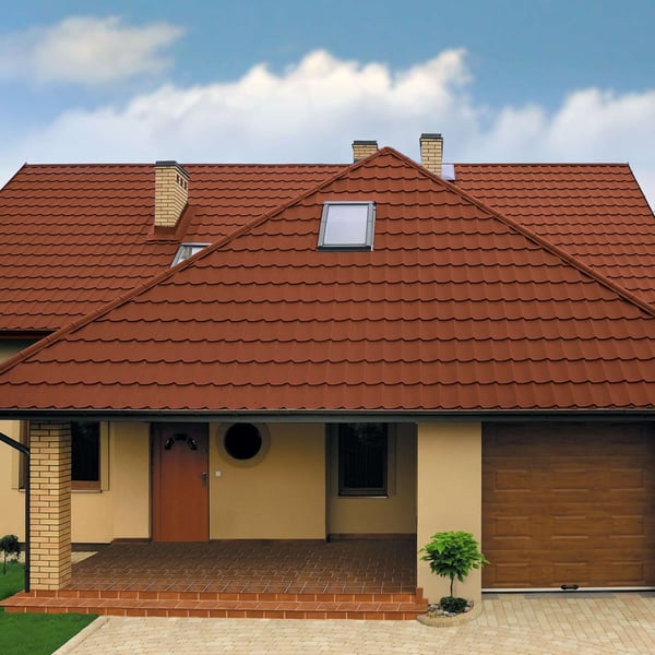 Vooraanzicht van een huis met dak van dakpanplaat Szafir 350/15 koperbruin
