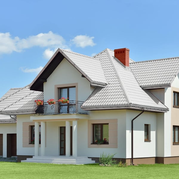 Huis met dak van dakpanplaat Szafir 350/15 Zilver-Metallic, rode schoorstenen