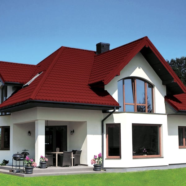 Modern huis met dak van kersrode dakpanplaat Szafir 350/15, 0,40 mm