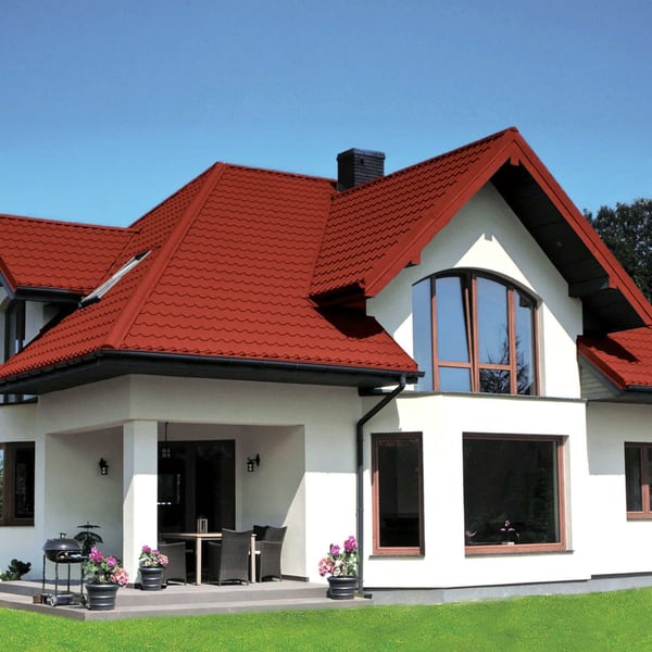 Huis met dak van dakpanplaat Szafir 350/15 Koraalrood, 0,50 mm, legging