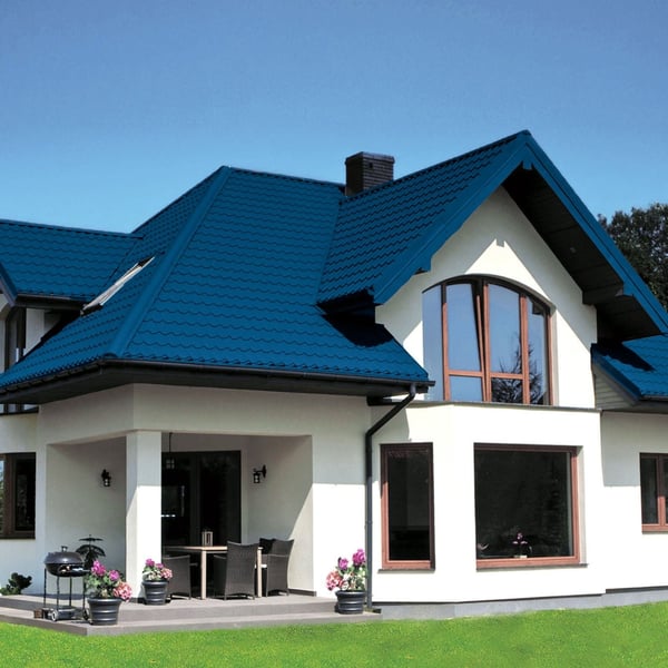 Modern wit huis met dak van dakpanplaat Szafir 350/15 in Gentiaanblauw en grote ramen