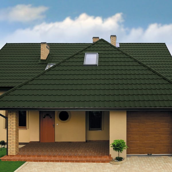 Huis met dak van dakpanplaat Szafir 350/15 Chroomoxydegroen, vooraanzicht met garage