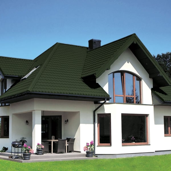 Modern huis met dak van dakpanplaat Szafir 350/15 Chroomoxydegroen, terras