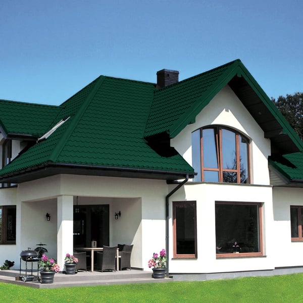 Modern huis met dak van mosgroene dakpanplaat Szafir 350/15, grote ramen