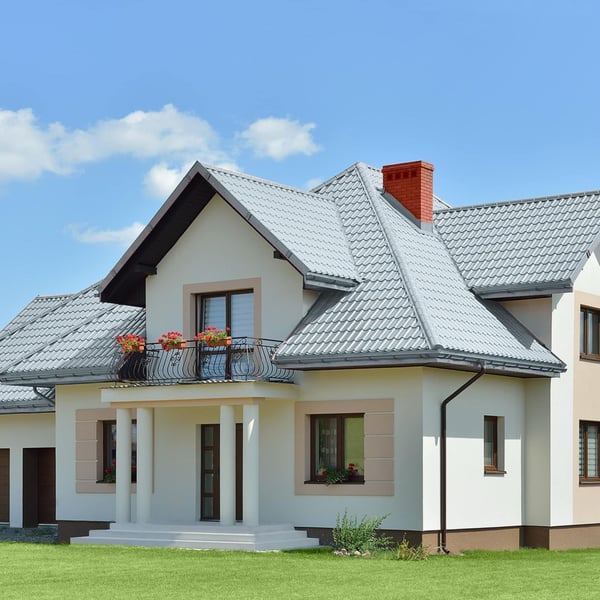 Huis met dak van dakpanplaat Szafir 350/15 Pelsgrijs, 0,50 mm, met dakgoten