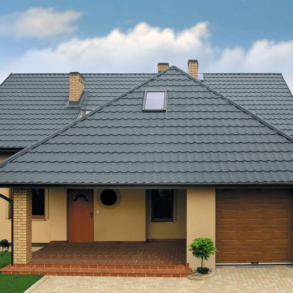 Dak van huis met dakpanplaat Szafir 350/15 Pelsgrijs, 0,50 mm, en dakraam
