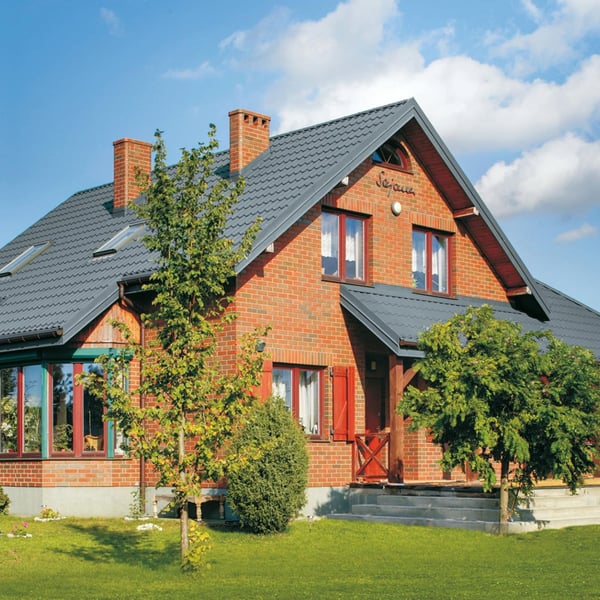 Bakstenen huis met dak van dakpanplaat Szafir 350/15 Pelsgrijs, 0,50 mm