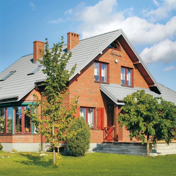 Huis met dak van dakpanplaat Szafir 350/15 Lichtgrijs, 0,50 mm staal, 25 µm polyester coating