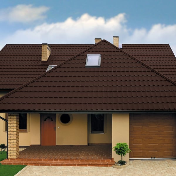 Vooraanzicht van een huis met dak van dakpanplaat Szafir 350/15 in Chocoladebruin