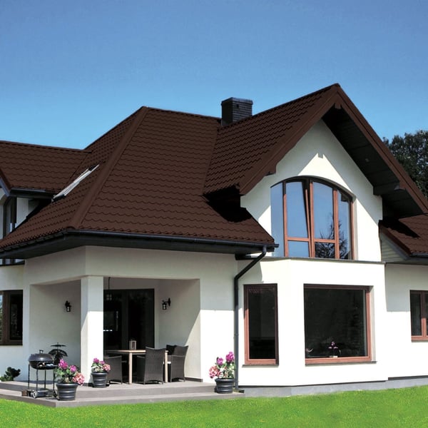 Modern huis met dak van dakpanplaat Szafir 350/15 in Chocoladebruin, 0,50 mm