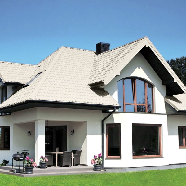 Dakpanplaat Szafir 350/15, zuiverwit RAL 9010, gemonteerd op een modern woonhuis