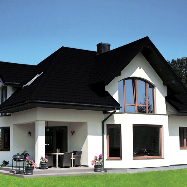 Modern huis met dak van dakpanplaat Szafir 350/15 Gitzwart, 0,50 mm, met grote ramen